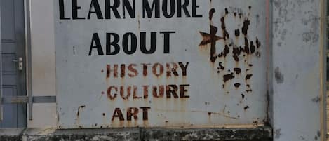 A sign welcoming visitors to a museum, indicating that the museum offers information about history, culture, and art.