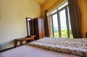 Individually decorated, individually furnished, desk, laptop workspace - Yoho Villa Acacia (Nuwara Eliya)