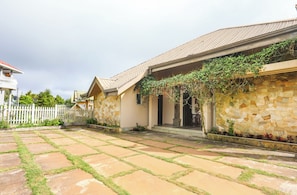 Vista frontal de la propiedad