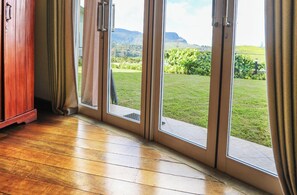 Quarto casal superior | Individualmente decorados, individualmente mobiliados, escrivaninha