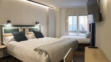 Phòng 3 dành cho gia đình | Bộ đồ giường cao cấp, chăn bông, nệm cao su hoạt tính (memory foam)