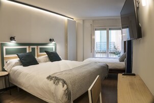 Habitación triple familiar | Ropa de cama de alta calidad y edredones de plumas