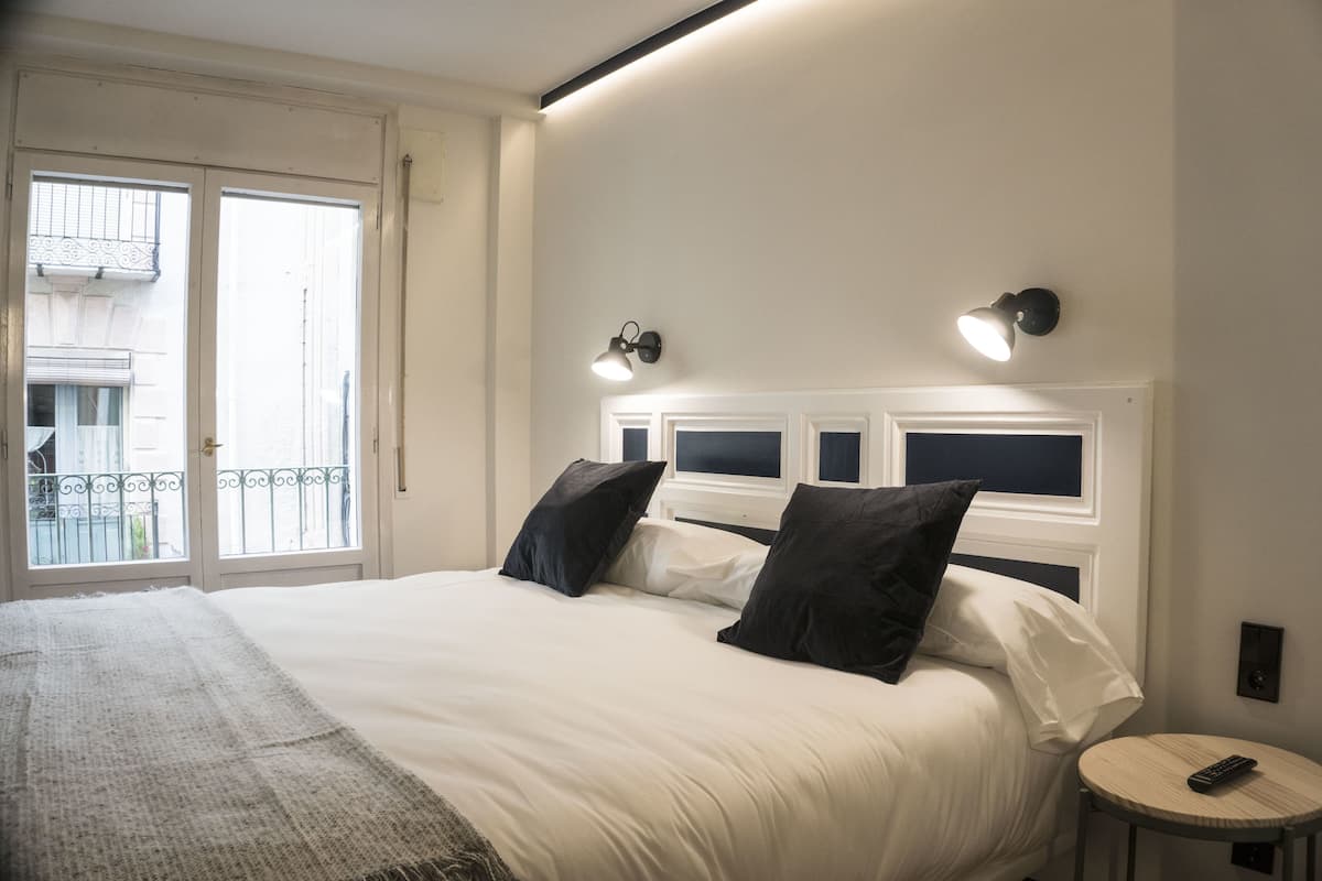 standard double or twin room | premium bedding, down duvets, memory-foam beds, desk