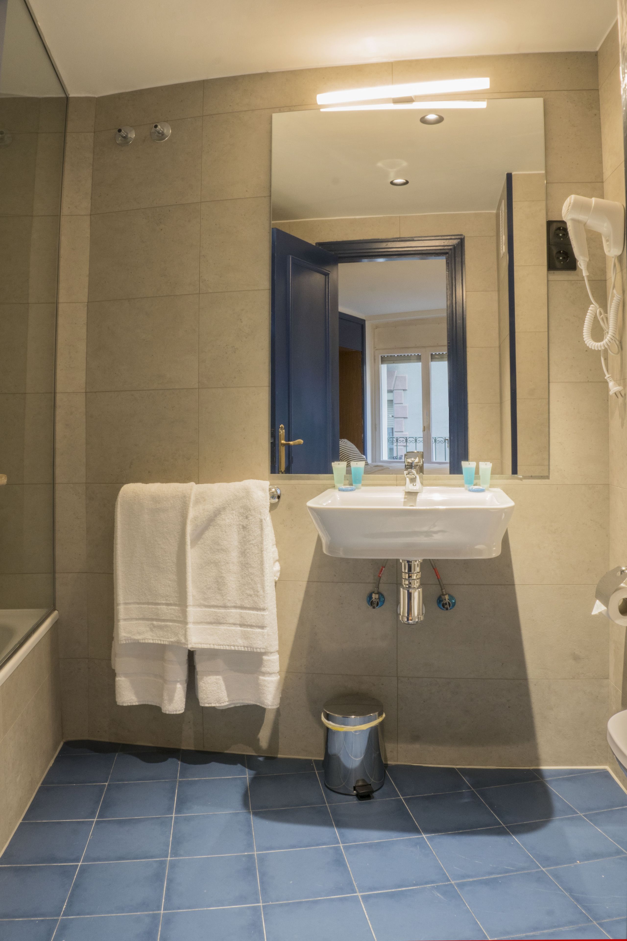 bathtub, deep-soaking bathtub, free toiletries, hair dryer