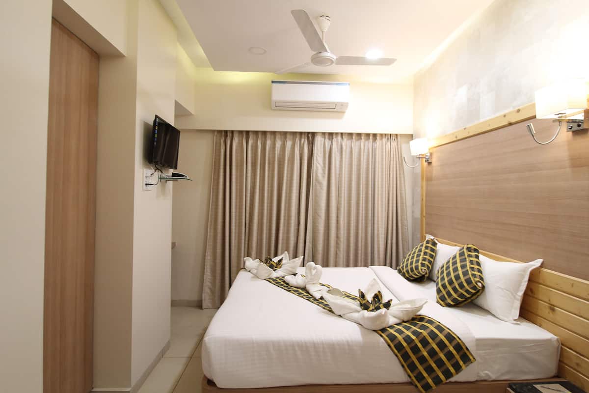 Super Deluxe Room | Rollaway beds (surcharge), WiFi (free), bed sheets