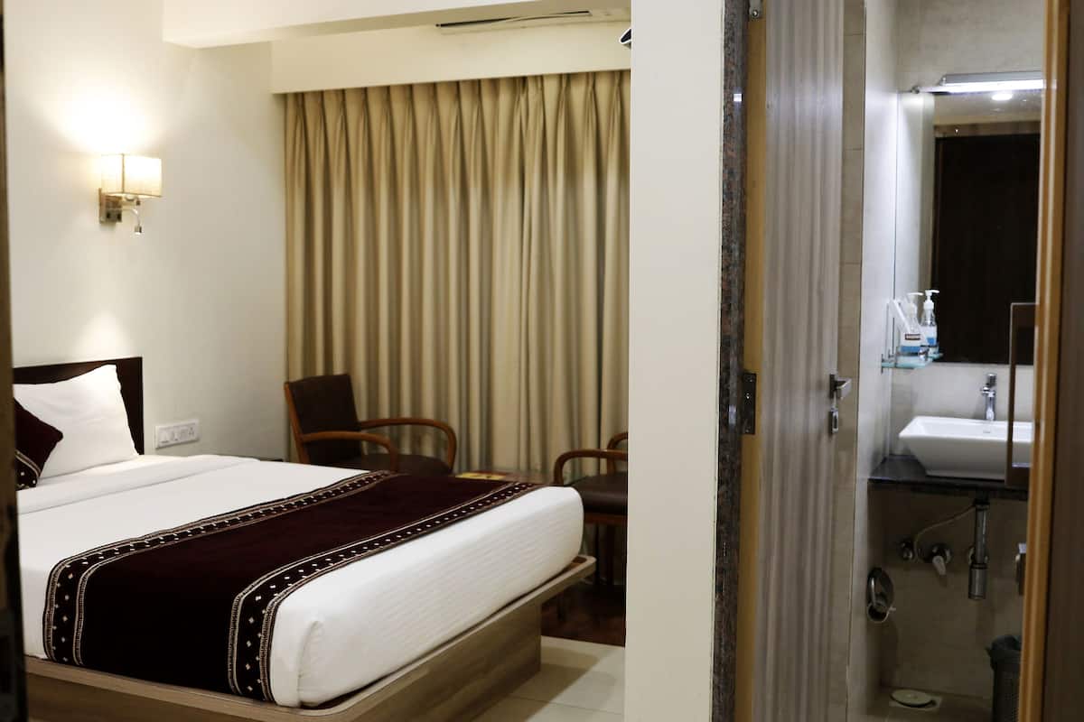 Deluxe Double Room, 1 Double Bed, Accessible, Smoking | Rollaway beds (surcharge), WiFi (free), bed sheets