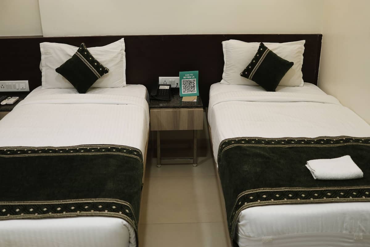 Deluxe Twin Room, 1 Bedroom | Rollaway beds (surcharge), WiFi (free), bed sheets