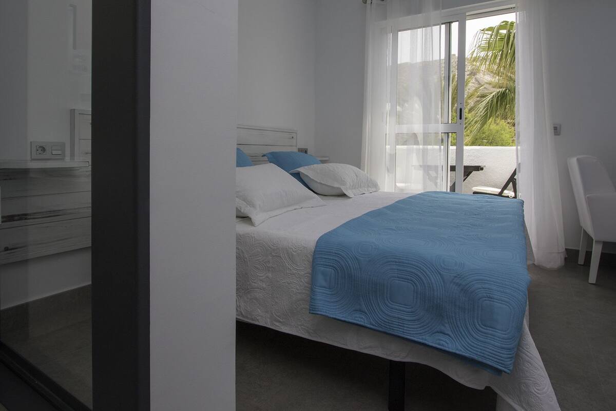 Habitación doble, 1 cama matrimonial, balcón | Cortinas blackout, tabla de planchar con plancha y ropa de cama