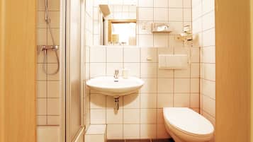 Douche, articles de toilette gratuits, sèche-cheveux