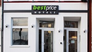 Entrada de un hotel con un cartel que dice "best price hotels".