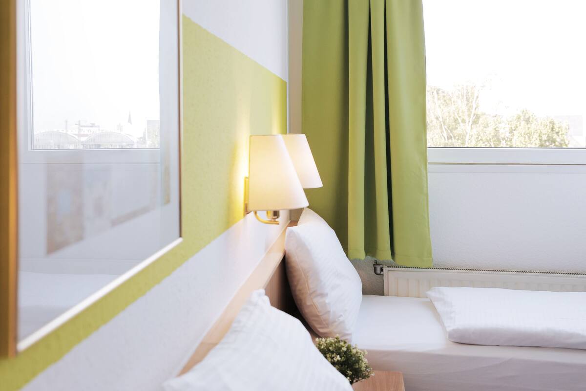 Economy Twin Room | Desk, iron/ironing board (on request), free WiFi, bed sheets