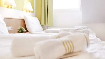 Standard Triple Room | Desk, iron/ironing board, free WiFi, bed sheets