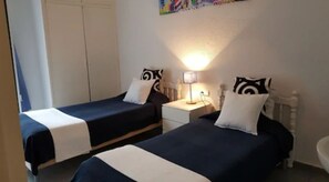 Twin Room, 2 Single Beds, Shared Bathroom | In-room safe, free WiFi, bed sheets - Hostal Parisien (Barcelona)