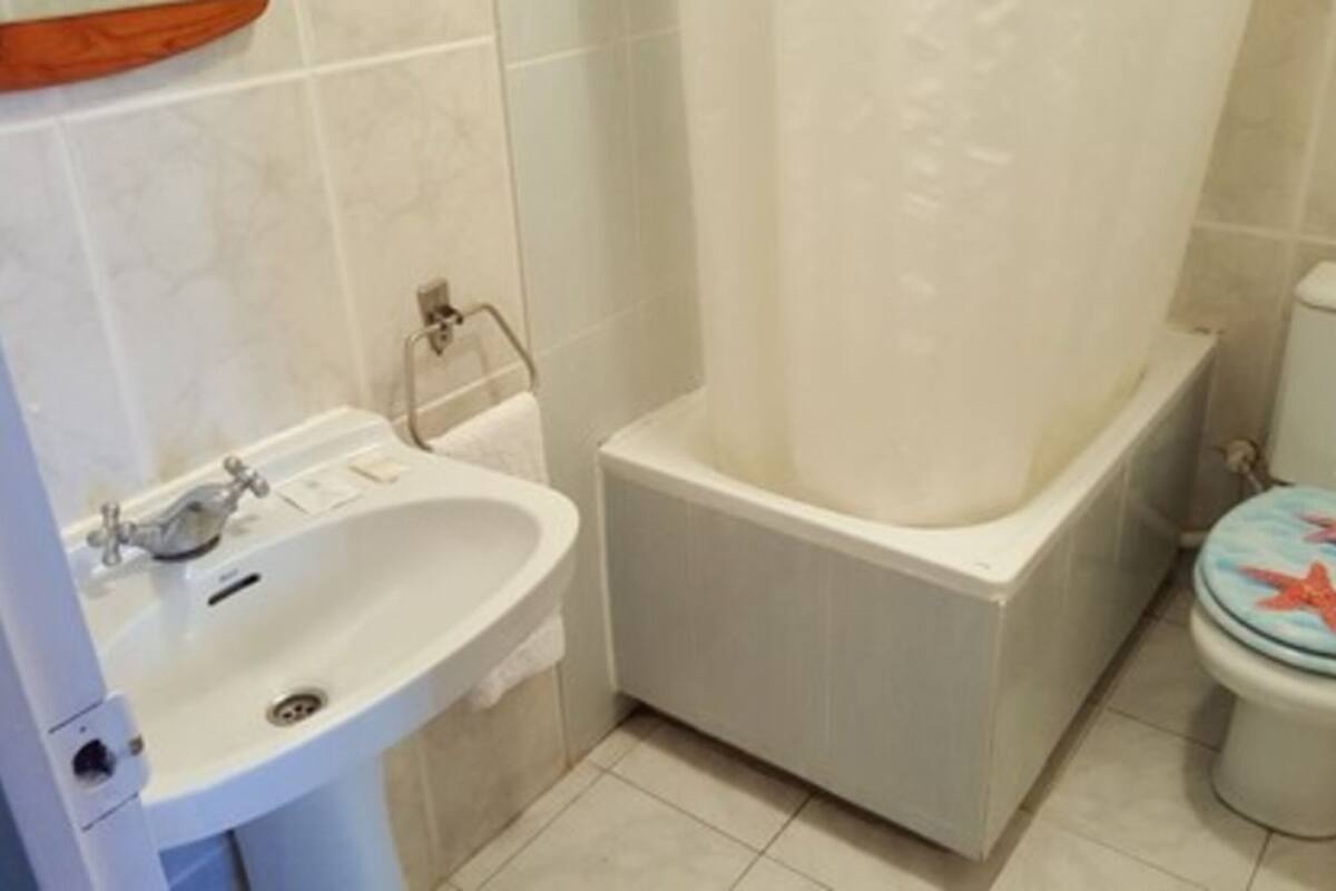 Single Room, 1 Twin Bed, Private Bathroom | Bathroom | Free toiletries, hair dryer (on request), towels