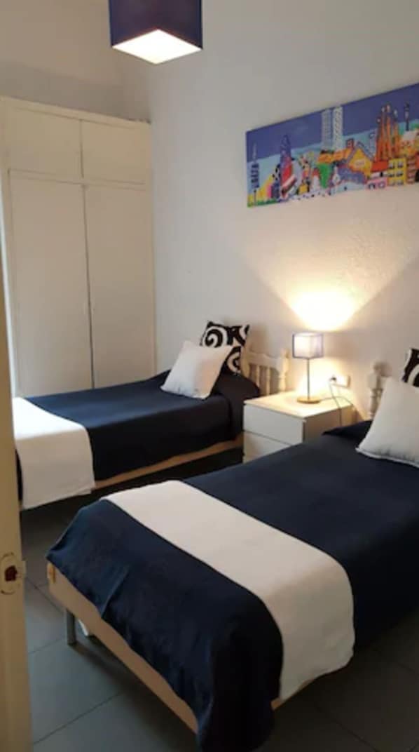 Twin Room, 2 Single Beds, Shared Bathroom
