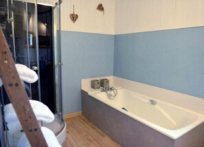Chambre double, vue sur le jardin, rez-de-chaussée | Salle de bain | Articles de toilette (gratuits), séchoir à cheveux, serviettes fournies