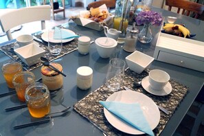 Café da manhã com pratos da culinária local grátis todos os dias