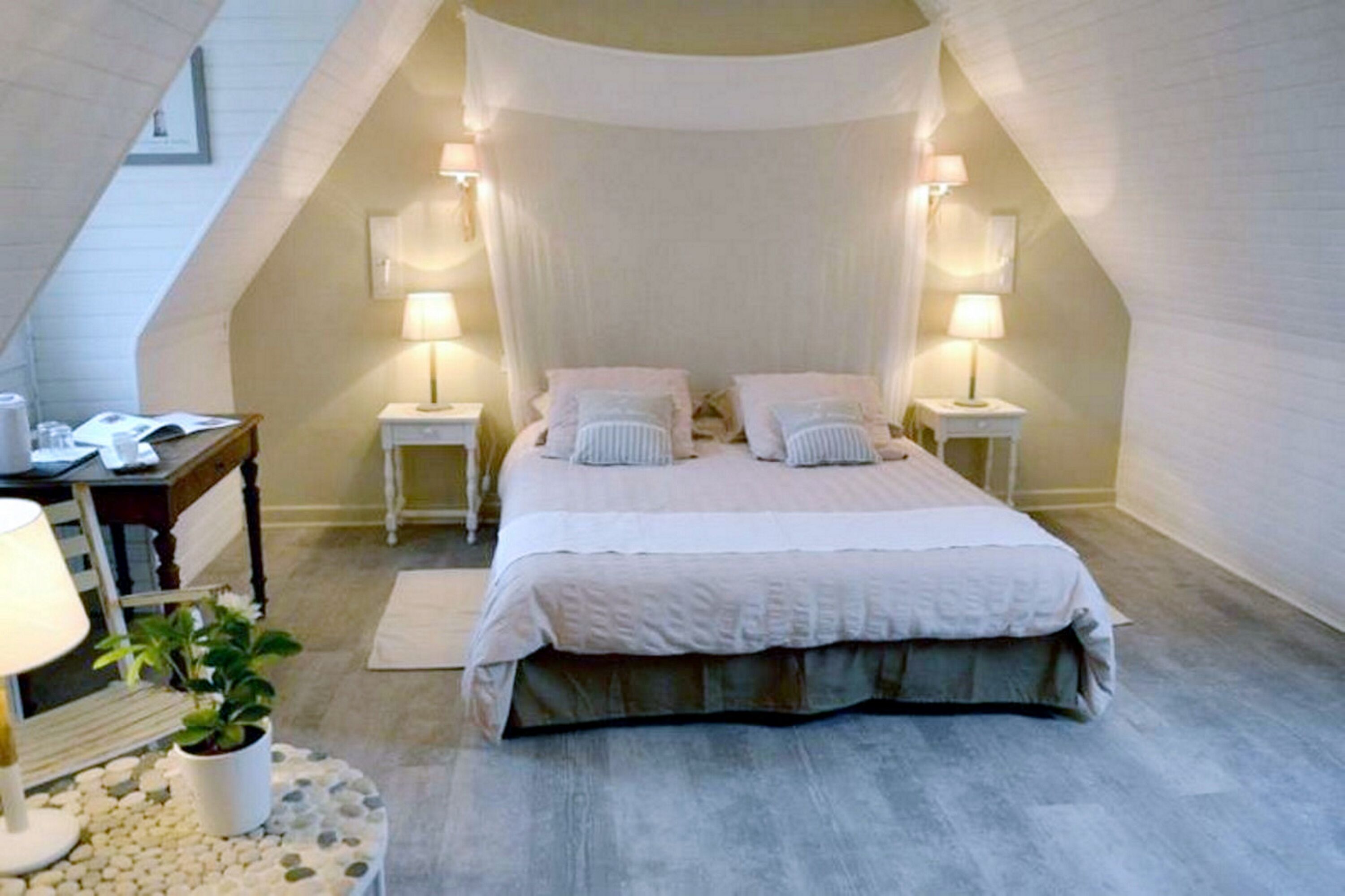 Deluxe Double Room, Private Bathroom | Peralatan tempat tidur premium, dihias secara berasingan 