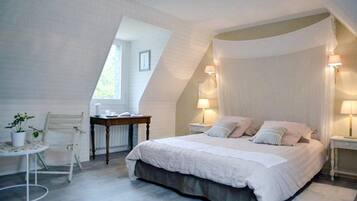 Deluxe Double Room, Private Bathroom | Premium bedding, individually decorated, individually furnished, desk