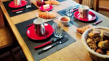 Petit déjeuner continental (8 EUR par personne)