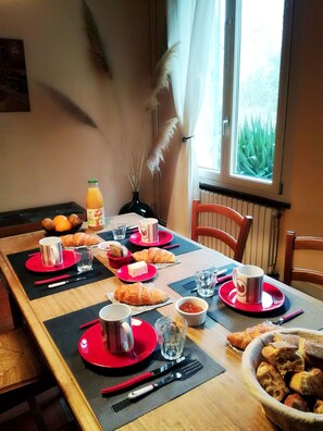 每日供應歐陸早餐 (每人 EUR8)