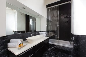 Apartment, 5 Bedrooms, Terrace, Annex Building | Bathroom | Shower, bidet, towels