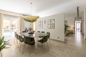 アパートメント 5 ベッドルーム テラス 別館 | ダイニングルーム