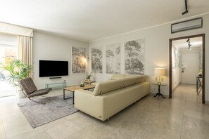 Apartment, 5 Schlafzimmer, Terrasse, Annex | Wohnzimmer | LCD-Fernseher