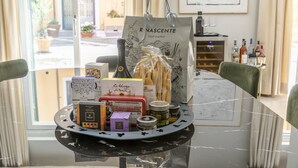 Una mesa con diversos alimentos y una bolsa de compras con la etiqueta 'RINASCENTE food market'.