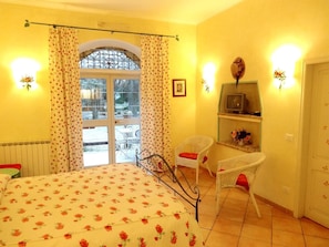 Down comforters, memory foam beds, individually decorated - Agriturismo Valle degli Arci (Castel Madama)