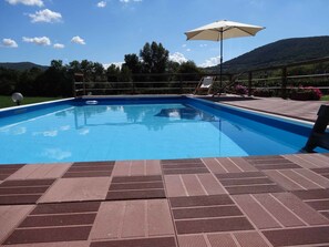 Hồ bơi ngoài trời, mở cửa t��ừ 8:30 đến 20:00, dù/ô trên bãi biển/hồ bơi 