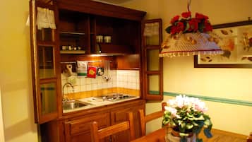 Traditional Apartment, 2 Bedrooms | Dapur kecil peribadi | Peti sejuk, ketuhar gelombang mikro (atas permintaan), dapur
