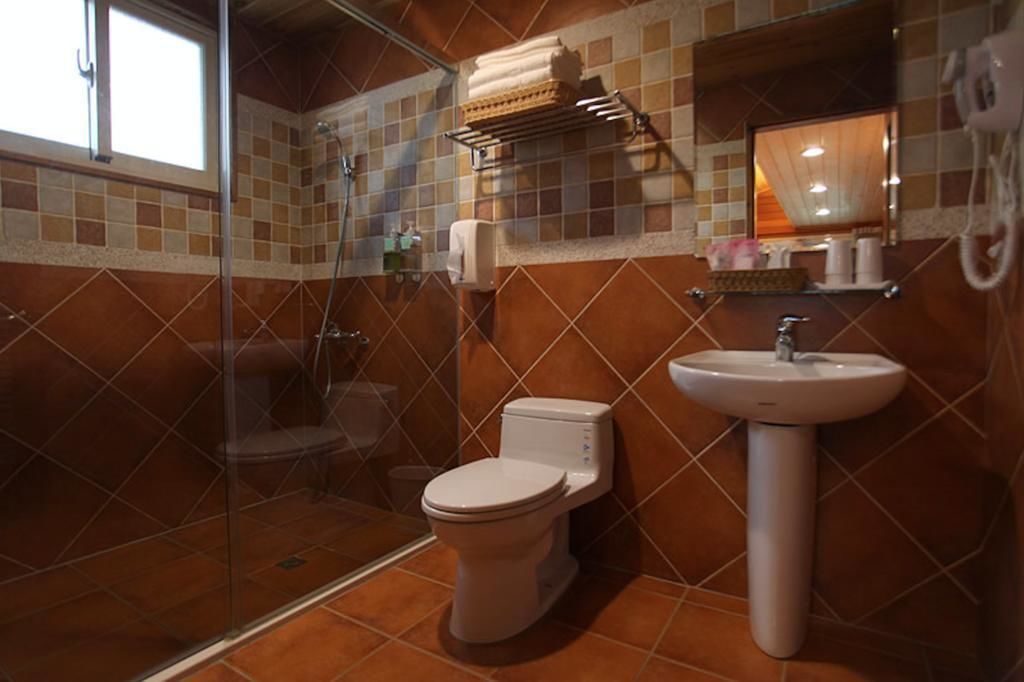 Un baño con ducha, inodoro y lavabo.