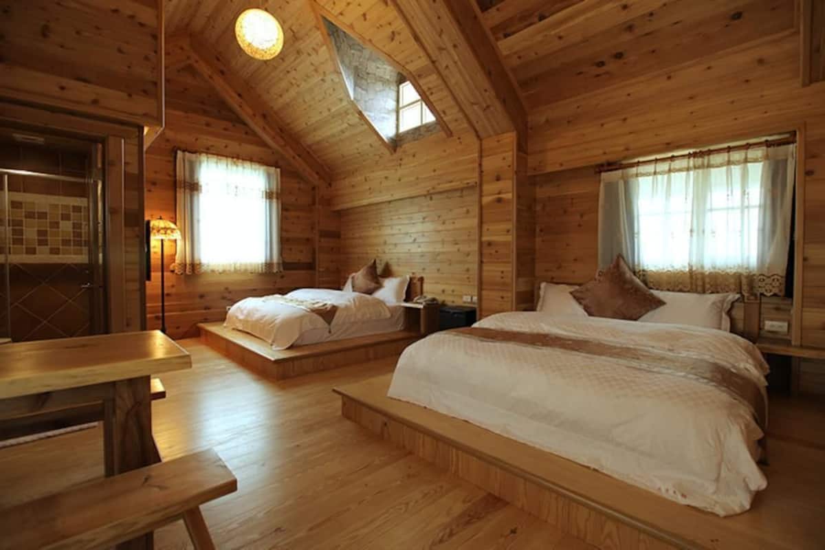 Castle Quadruple Room (302) | Desk, soundproofing, rollaway beds, free WiFi