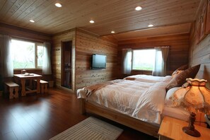 Log Cabin Quadruple Room (203) | Desk, soundproofing, rollaway beds, free WiFi - North Zart Homestay (Dongshan)