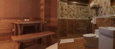 Baño de cabaña de madera con banco, inodoro y zona de ducha.