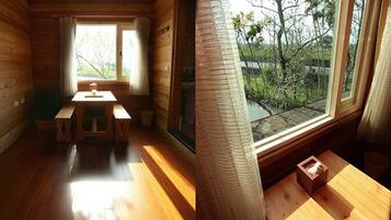 Log Cabin Quadruple Room (203) | Desk, soundproofing, rollaway beds, free WiFi