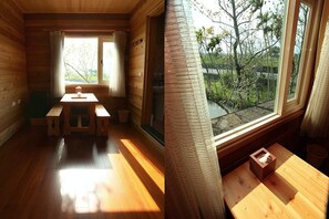 Log Cabin Quadruple Room (203) | Desk, soundproofing, rollaway beds, free WiFi - North Zart Homestay (Dongshan)