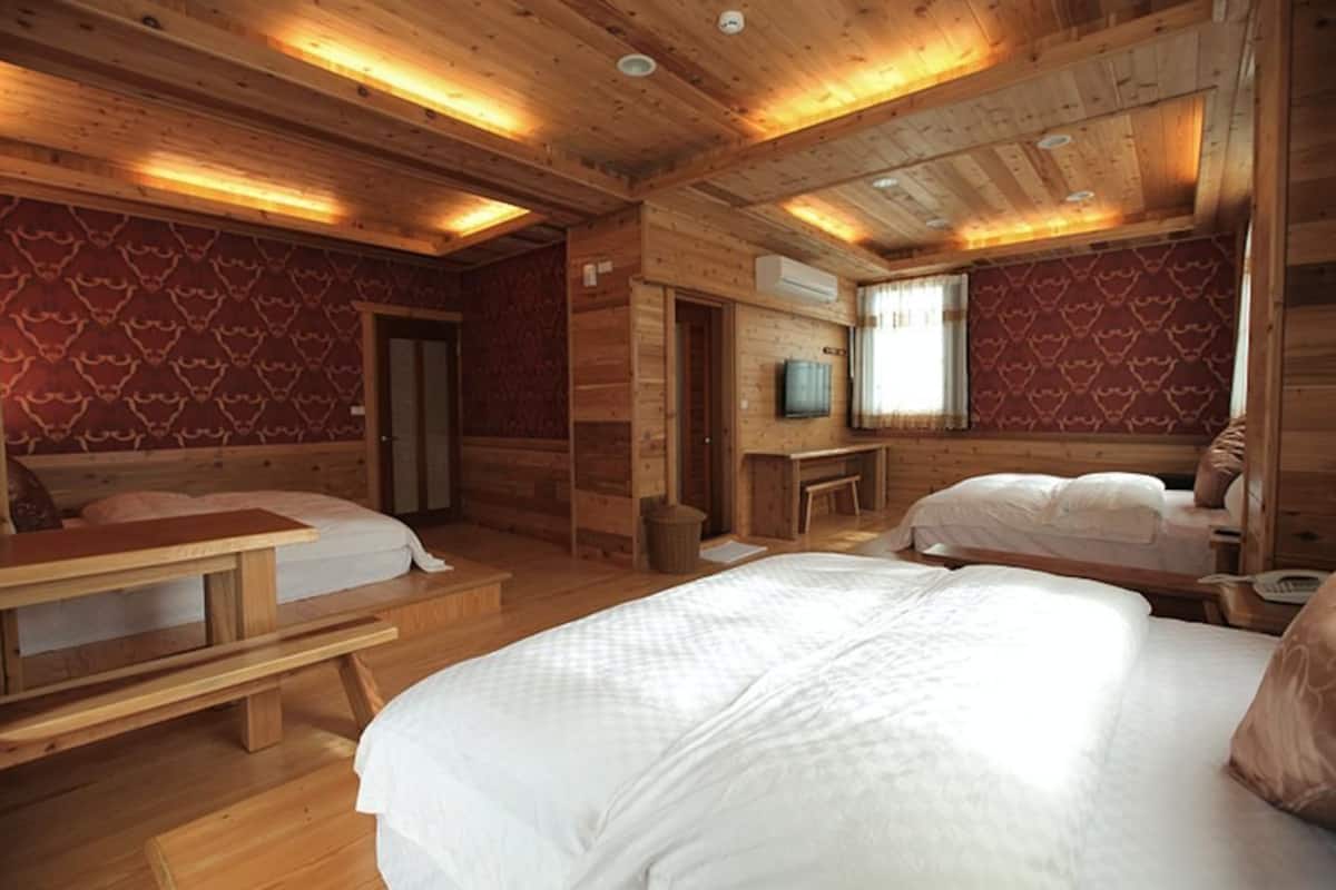 Castle Suite (203) | Desk, soundproofing, rollaway beds, free WiFi