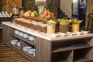 Frokost og lunsj serveres