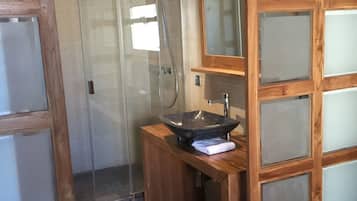 Appartement Confort, vue ville | Salle de bain | Douche, sĂšche-cheveux, peignoirs