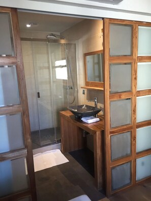 Appartement Confort, vue sur la ville | Salle de bain | Douche, séchoir à cheveux, peignoirs