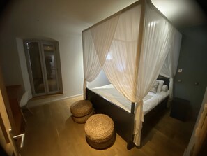 Comfort Apartment, City View | 1 bedroom, individually decorated, individually furnished, desk - L'Ajoucadou (Lourmarin)