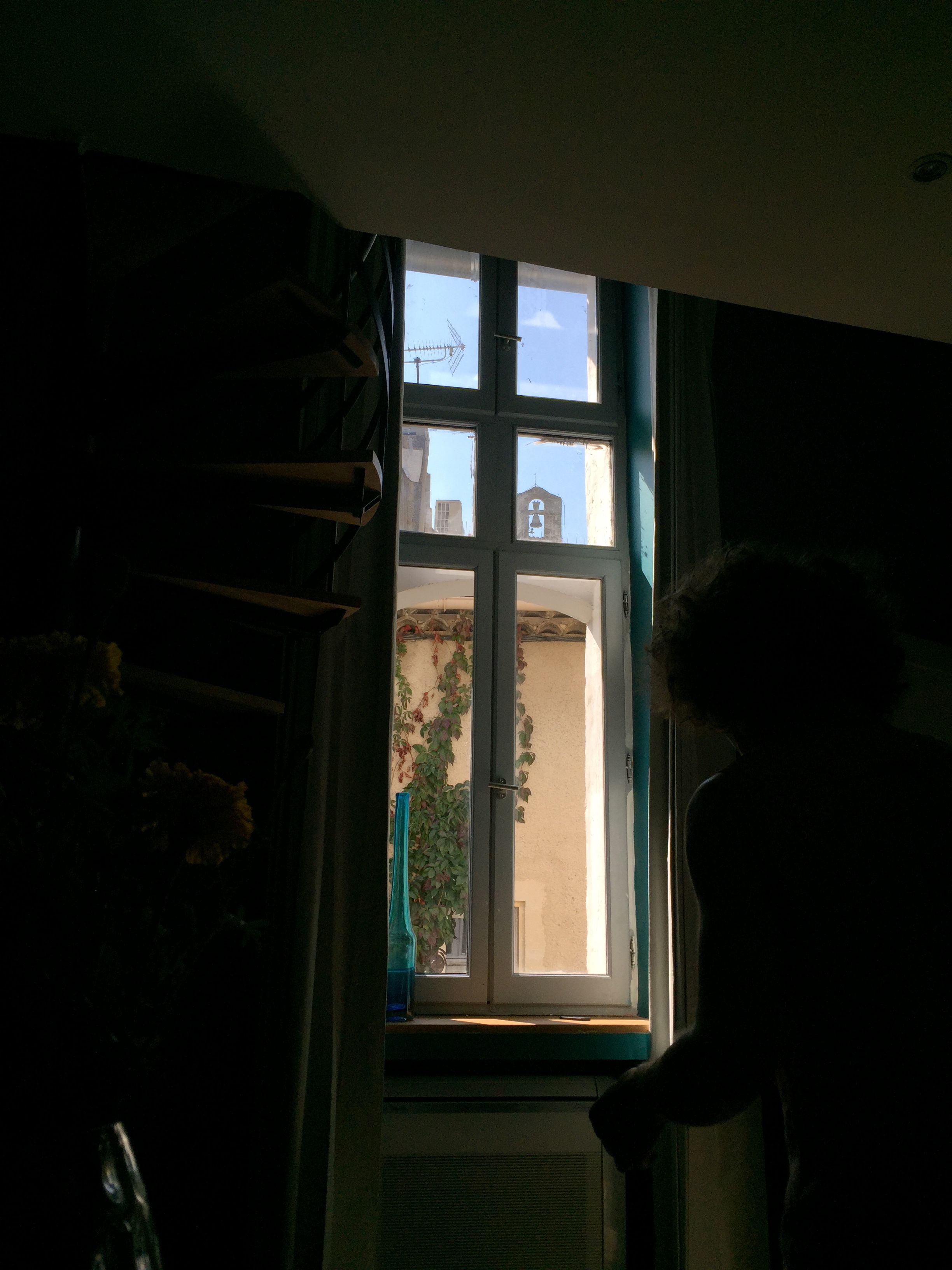Ein Zimmer mit Fenster, Heizkörper und Vorhang.