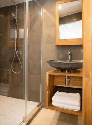 Standard Apartment | Bathroom | Shower, hair dryer, bathrobes - L'Ajoucadou (Lourmarin)