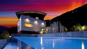 A modern house with a pool at dusk. - Lake Hotel La Pieve (Pisogne)