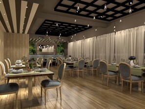 Un comedor amplio con mesas y sillas de madera, techo alto con vigas a la vista e iluminación colgante.
