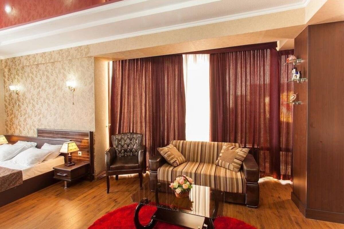 Suite | Desk, iron/ironing board, free WiFi