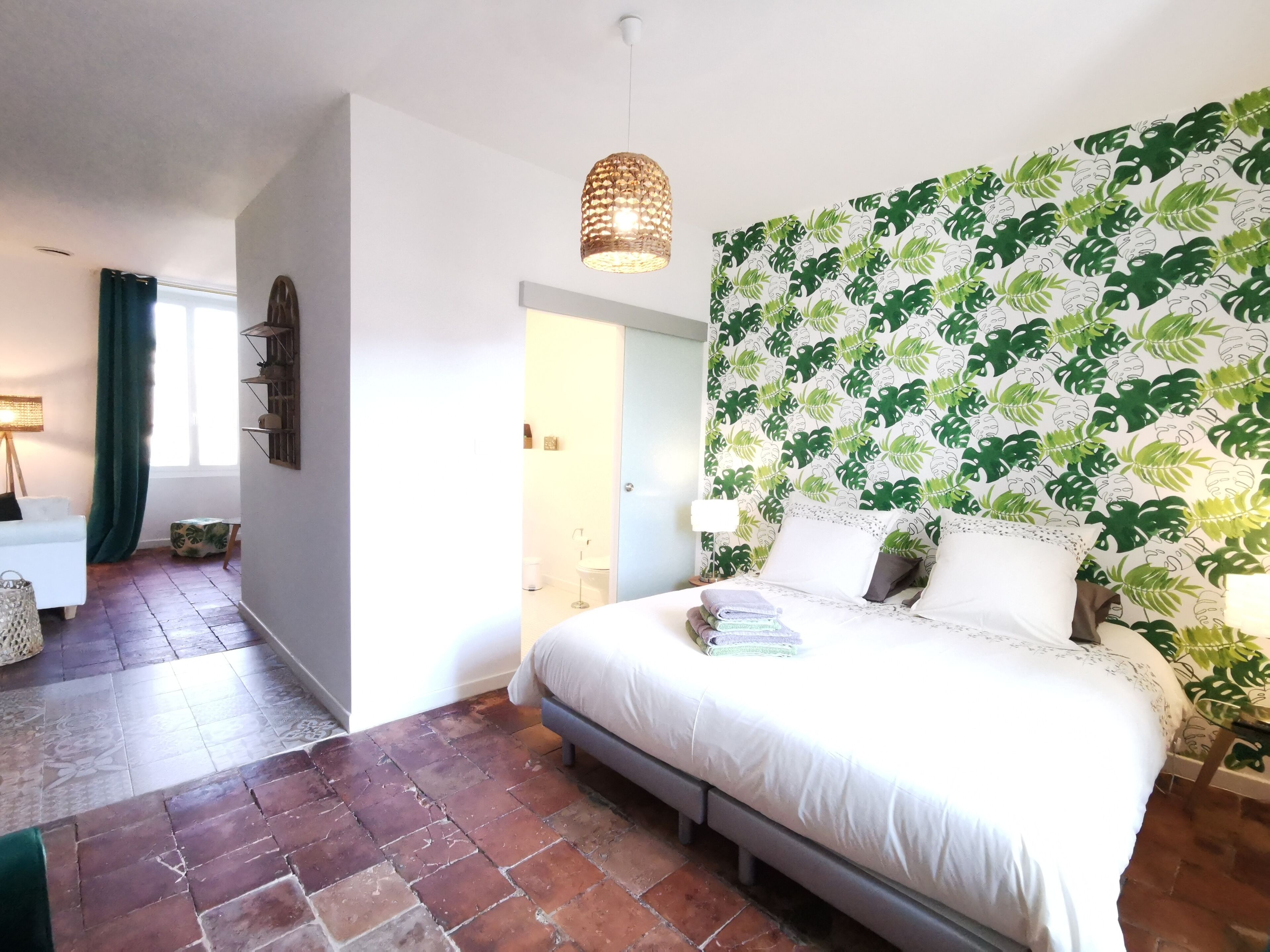 Suite (Felicie) | Dihias secara berasingan, dilengkapkan perabot secara berasingan, meja 