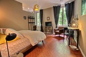 Decoración personalizada, muebles diferentes y escritorio 